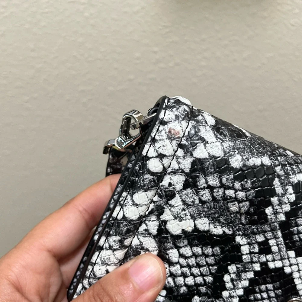 Michael Kors wallet flap mk